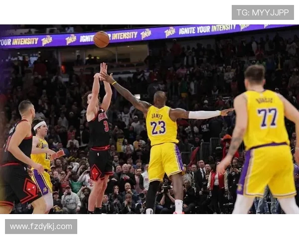 吉迪高效18投7中砍下21分8篮板3助攻带领全队稳定输出